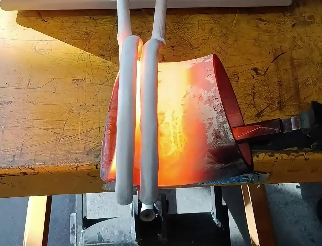 中頻加熱爐，一般用在大型工件加熱熱鍛、熔煉等場合