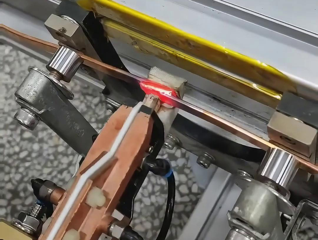 手持式高頻焊機對銅板焊接,手持式感應(yīng)加熱設(shè)備標(biāo)準(zhǔn)5米同軸電纜