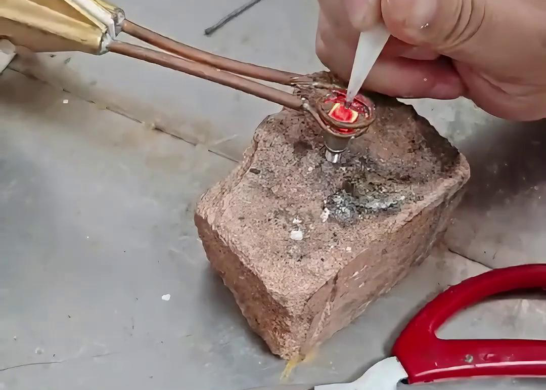 超高頻焊機憑借其獨特的工作原理和優(yōu)勢,在鎢鋼焊接方面表現(xiàn)出色