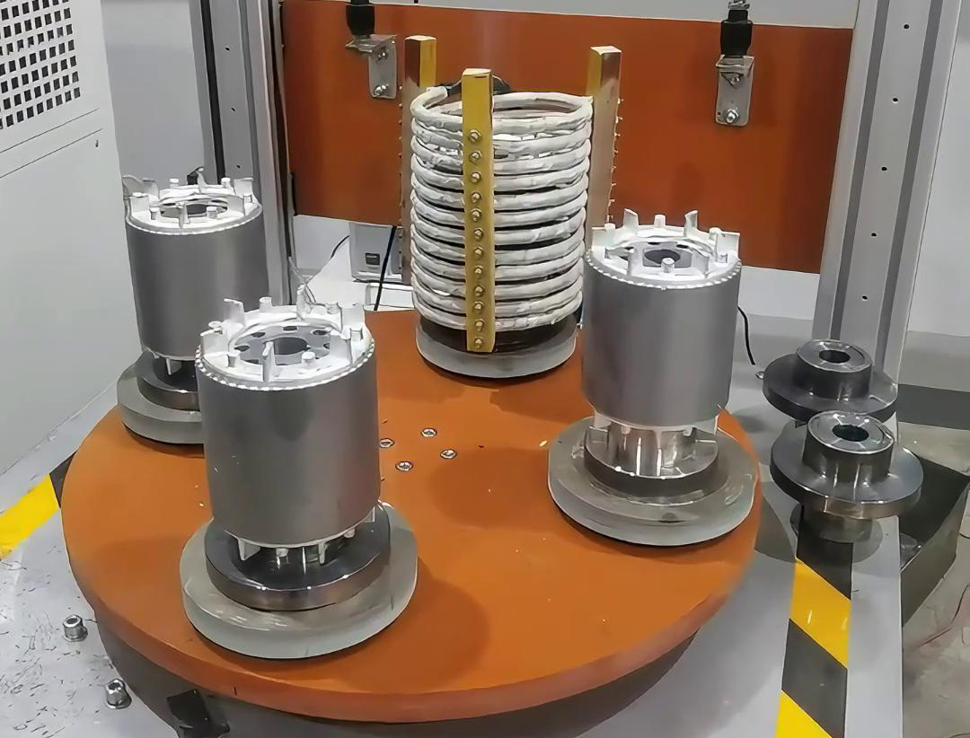 一套人工操作半自動(dòng)電機(jī)轉(zhuǎn)子熱套設(shè)備，它由高頻感應(yīng)加熱設(shè)備組合而成