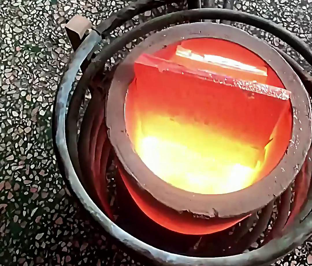 使用380V電壓的小型中頻熔煉爐，它的功率滿足熔煉金、銀、銅，10公斤容量