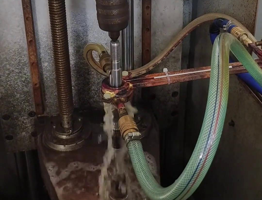 高頻淬火機床可以根據電機軸尺寸和淬火要求，實現自動化操作淬火
