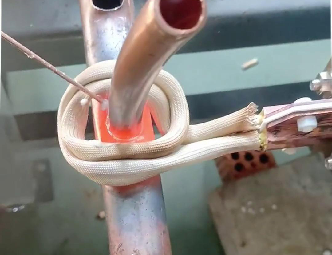 這款手持式高頻焊機(jī)就不一樣了,它焊接銅管操作簡(jiǎn)單,新手幾分鐘就能學(xué)會(huì)