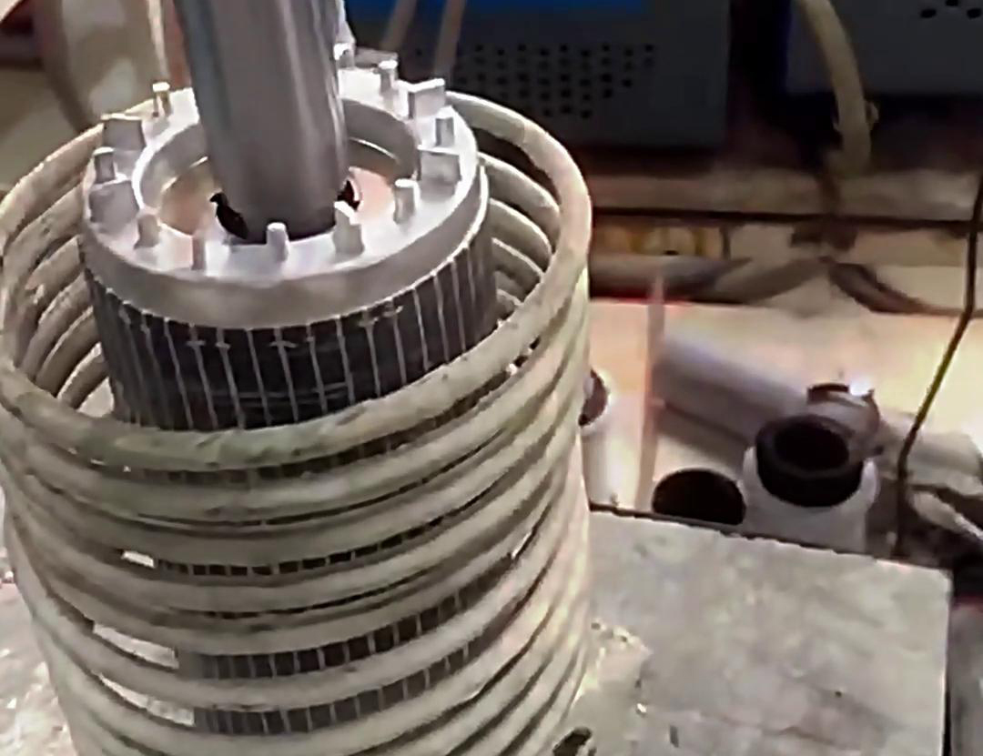 一套電機(jī)定子和轉(zhuǎn)子熱套測(cè)試全過程，采用高頻加熱機(jī)對(duì)定子進(jìn)行加熱