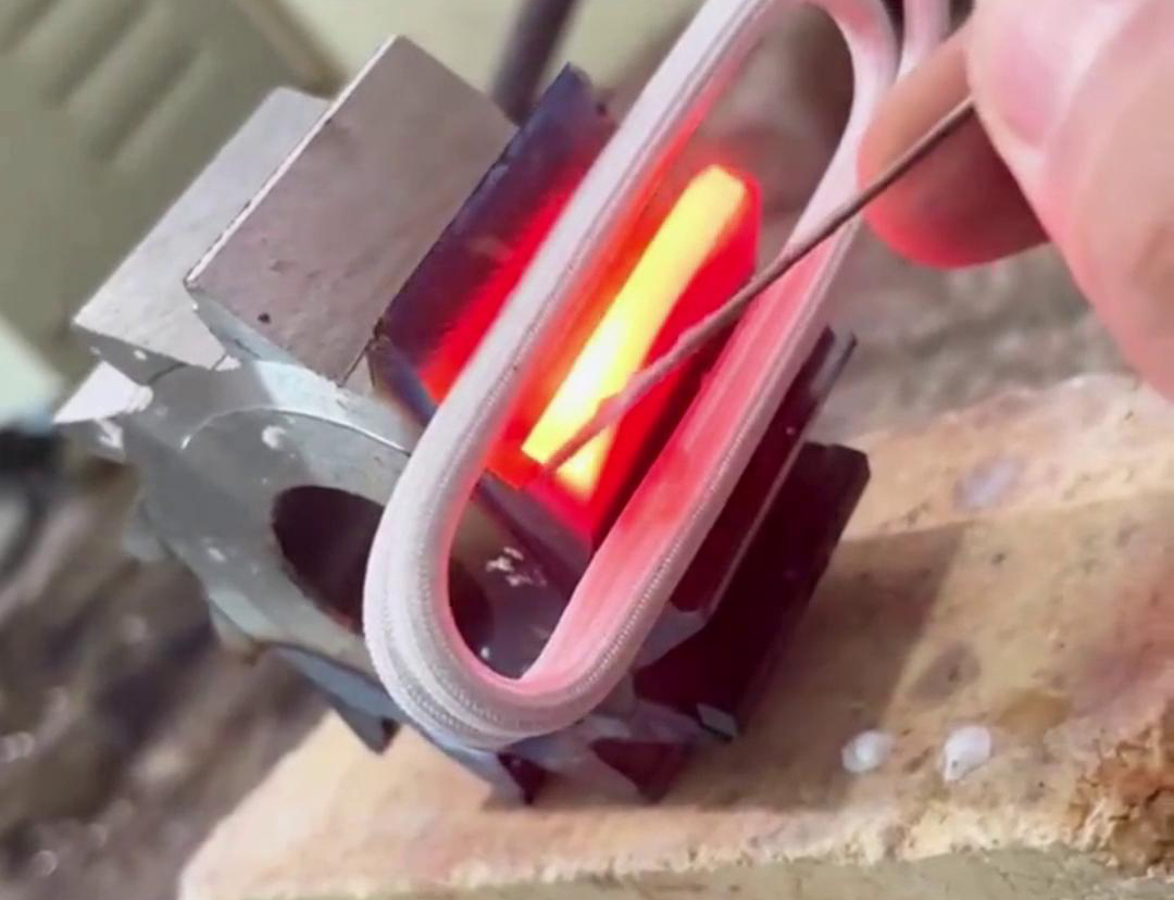 這是齒輪斷裂的齒牙,用我們的高頻焊接機(jī)不到一分鐘就能焊好