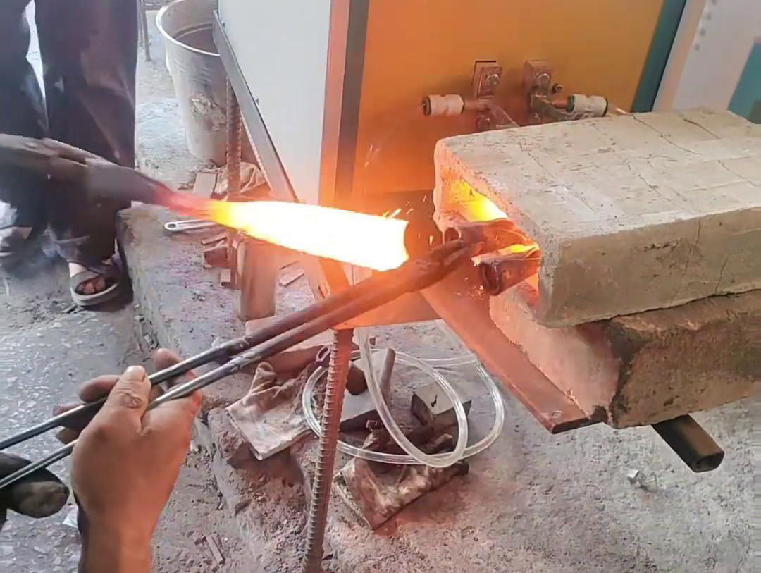 打鐵高頻爐把生鐵放進去加熱到 900 度左右