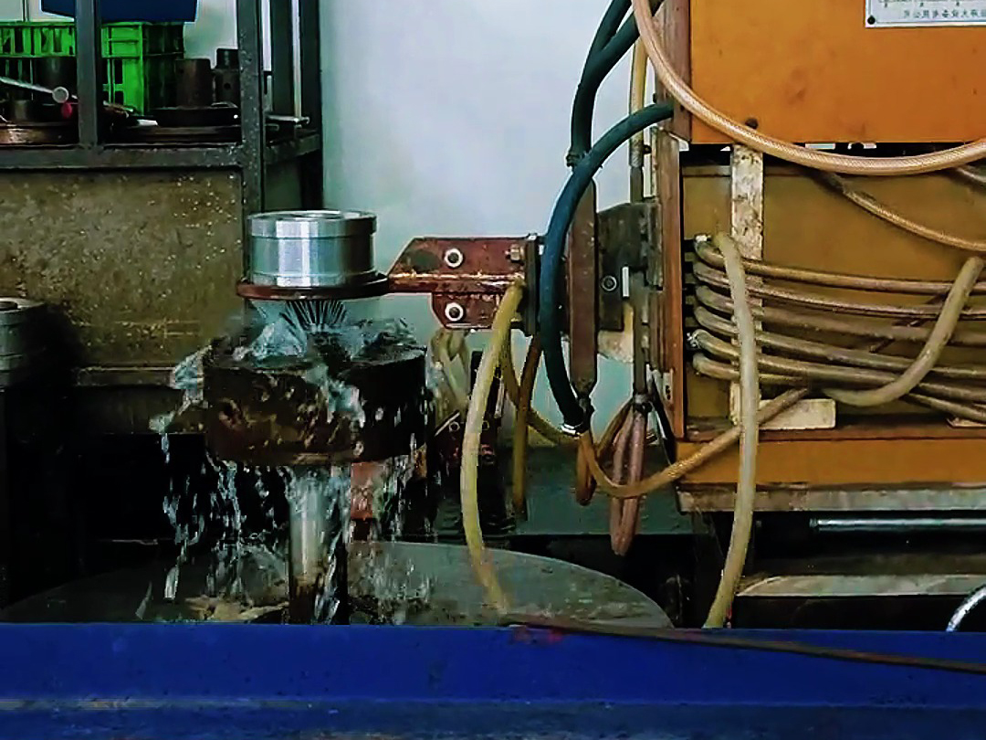 軸類淬火機床通過高頻感應(yīng)加熱技術(shù)，實現(xiàn)了軸類零件的高效、精準淬火處理