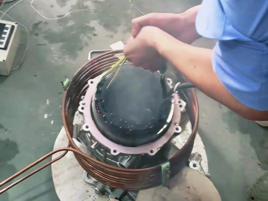 電機(jī)熱裝實(shí)驗(yàn)，采用中頻感應(yīng)加熱設(shè)備對(duì)電機(jī)殼進(jìn)行加熱