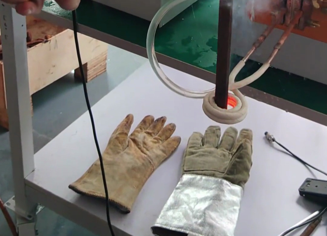 25KW型號(hào)的高頻加熱機(jī)用來做淬火、退火、焊接、熔煉等熱處理工藝