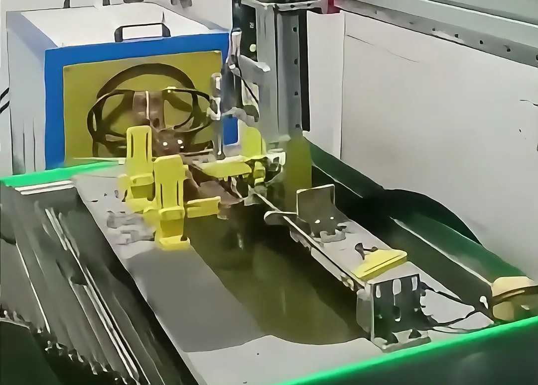 油鋸鋸板配合機械手自動化高頻淬火現(xiàn)場，一臺機器頂三個工人