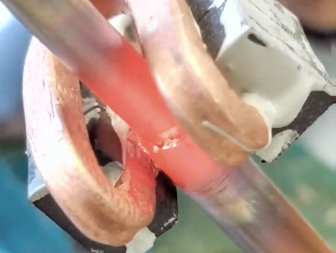 使用手持式高頻機焊接銅管的優勢,一臺機器頂三個工人