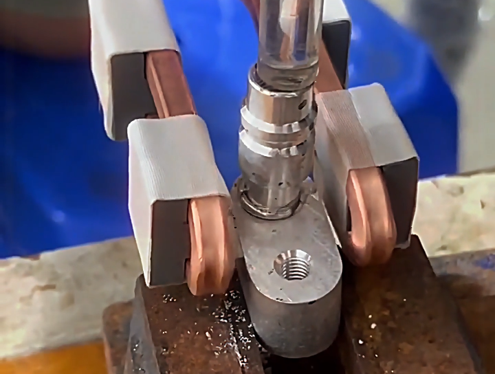 手持式高頻焊接機進行鋁型管焊接,工作人員無需復雜的操作培訓即可快速上手