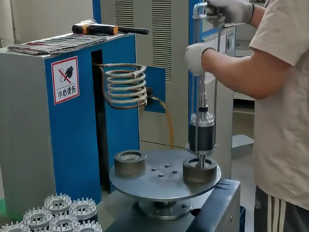 用中頻感應(yīng)加熱設(shè)備，將轉(zhuǎn)子軸芯加熱至200°C后裝入定子