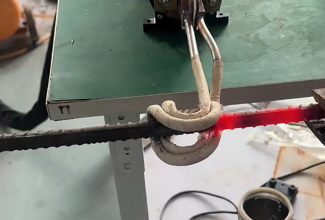 手持式高頻加熱機(jī)配備U型開(kāi)口線圈對(duì)螺紋鋼筋進(jìn)行在線加熱測(cè)試