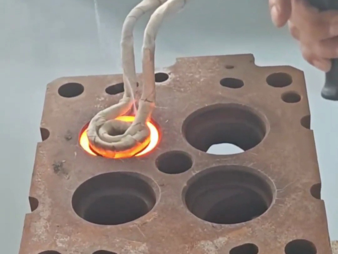 用手持式高頻加熱機(jī) 來(lái)測(cè)試一下能不能加熱氣門座圈