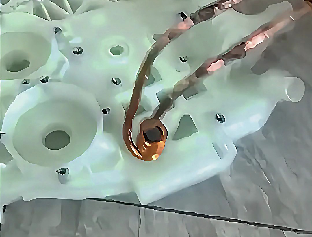 傳統熱裝工藝OUT,手持式高頻加熱機如何讓金屬與塑料模具不變形