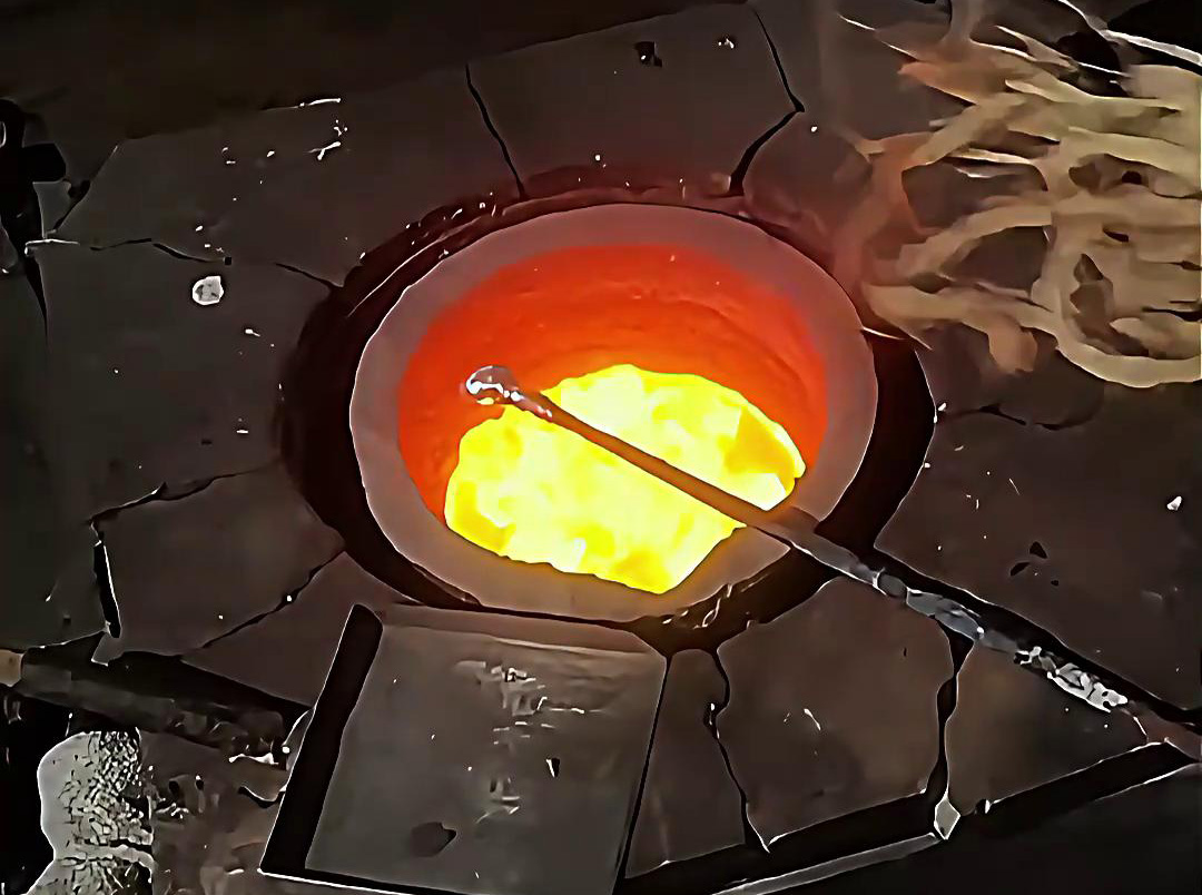 中頻熔煉爐熔化銀粉,根據(jù)需求配熔煉量大小