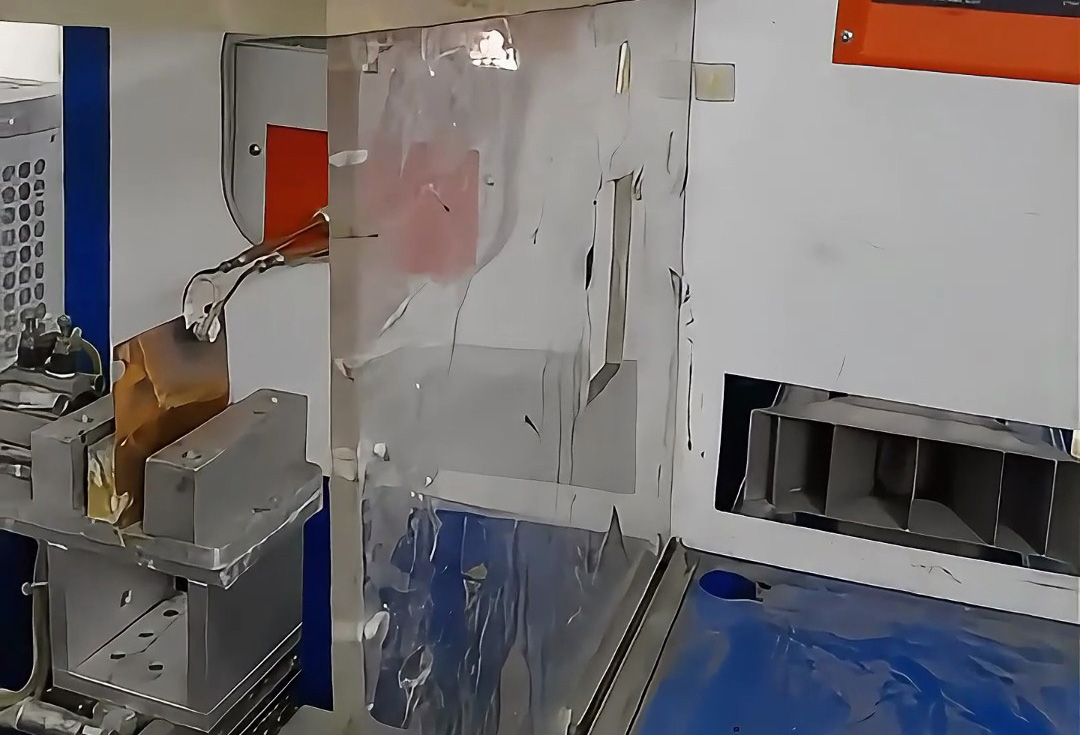 采用了10KW超高頻感應加熱設備對銅板退火的半自動化設備