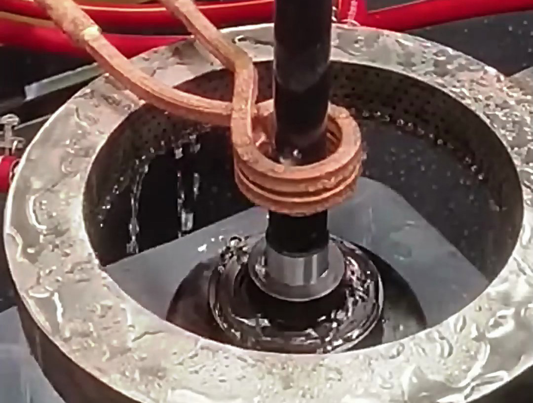 數控高頻淬火機床是一種結合了數控技術與高頻感應加熱技術的先進熱處理設備