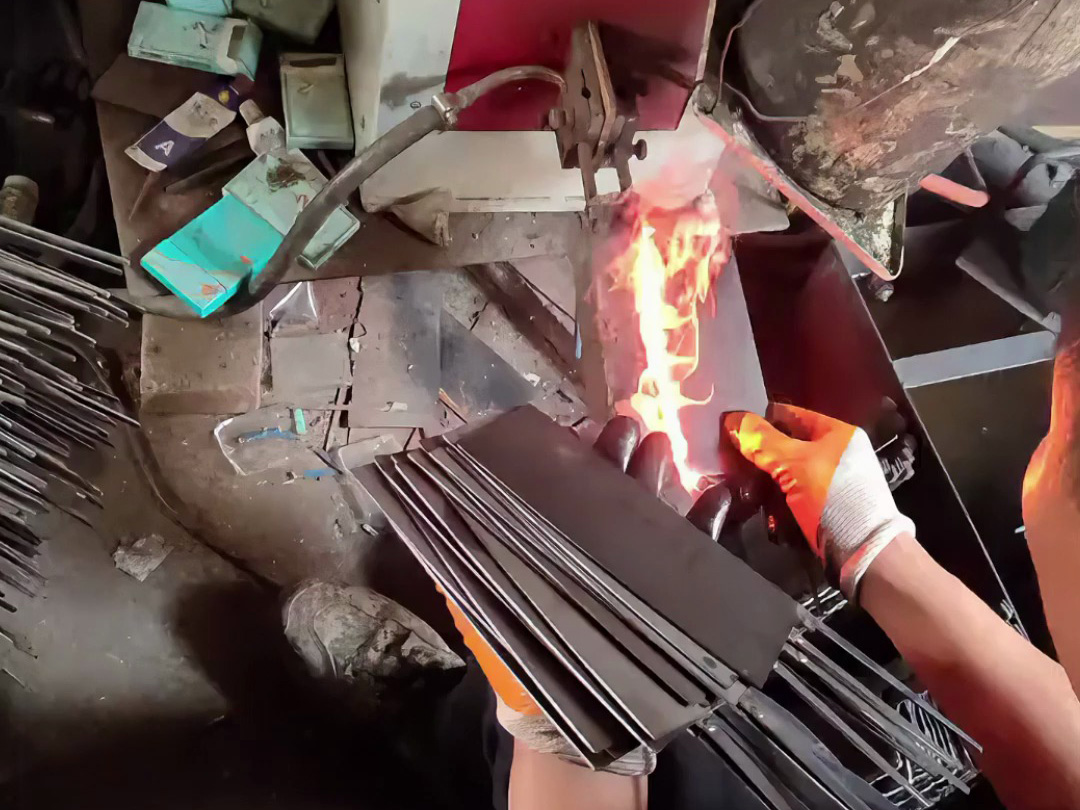 哪怕是廉價的菜刀,它也會經過淬火熱處理工藝