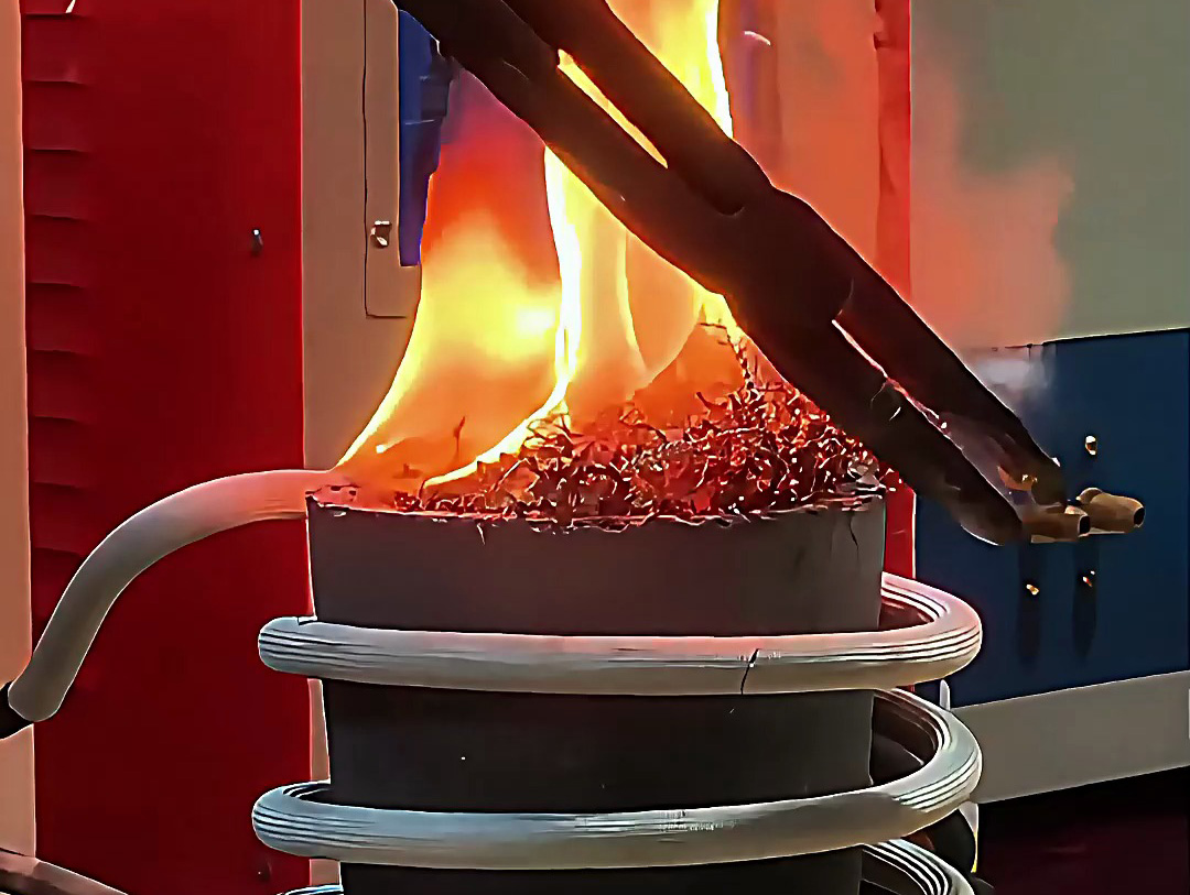 小型高頻熔煉爐，廢鐵屑熔煉只要5分鐘就可以熔煉一爐