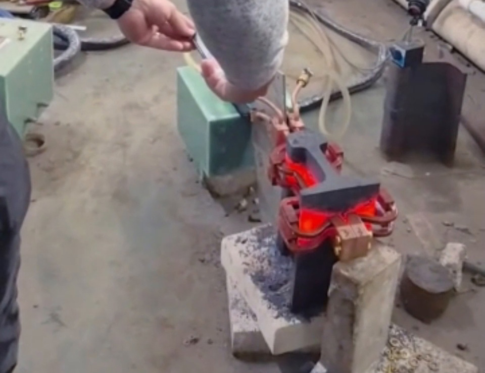 中頻加熱機，深耕工業熱處理領域多年，針對鋼軌正火工藝定制加熱方案