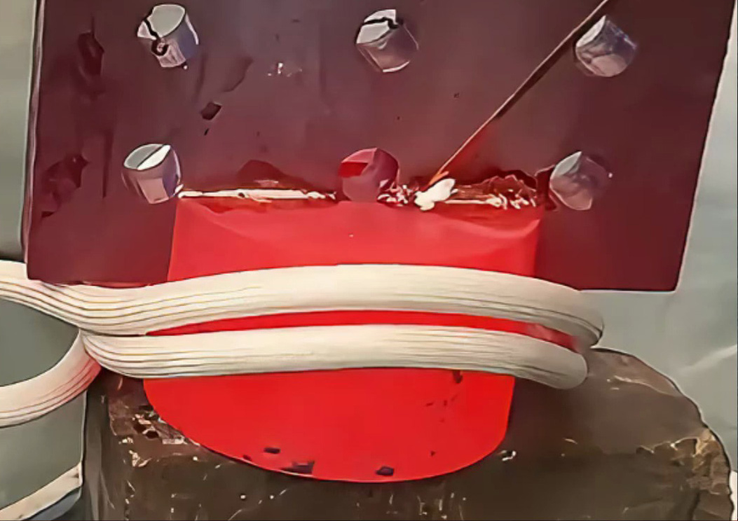 高頻感應(yīng)加熱設(shè)備焊接銅柱銅板，精度效率雙提升！