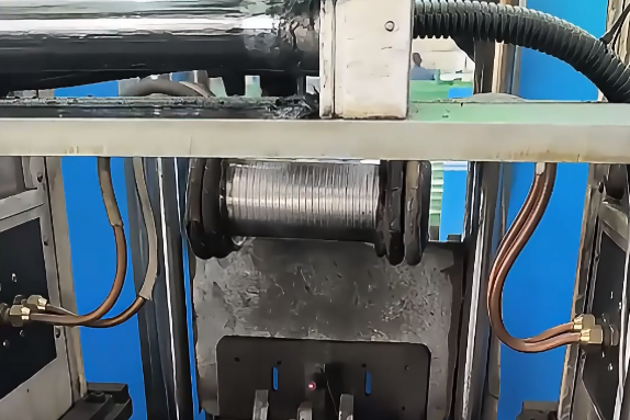 不銹鋼管兩頭使用高頻加熱機同時加熱退火