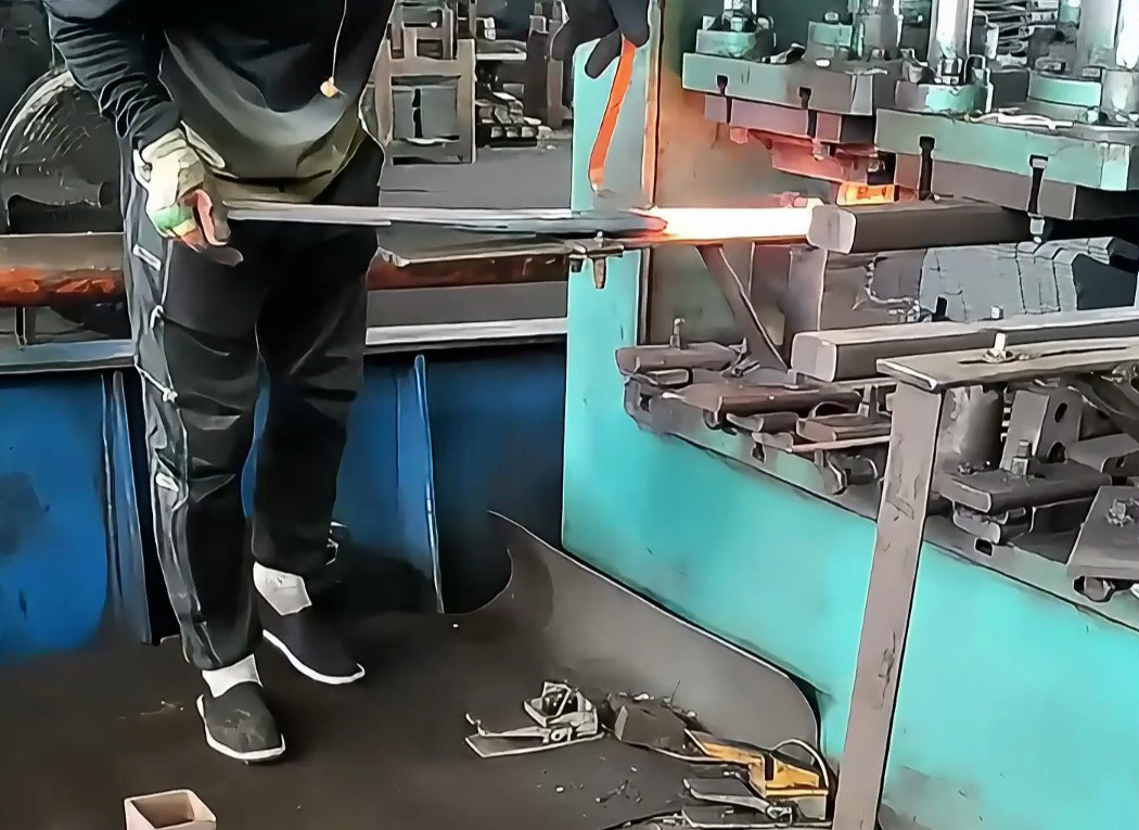 為什么越來越多工廠改用中頻感應加熱？答案在這！