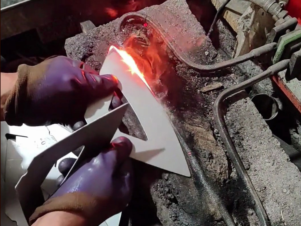工人如何用高頻淬火設備去除鋤板口脆性？現場實拍！