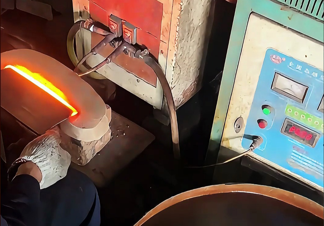 ?刀鋒淬火的神秘面紗，原來是高頻淬火設備這樣打造的！